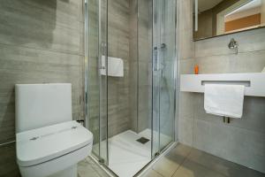 フェロルにあるHotel Silvaのトイレとガラスのシャワー付きのバスルーム +74枚の写真
