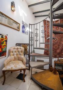 Uma área de estar em Bayt Alice Hostel