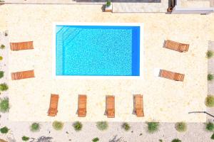 Výhľad na bazén v ubytovaní Villa Iva with heated pool alebo v jeho blízkosti