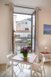 索倫托的住宿－Sami Guest House，窗户客房内的桌椅