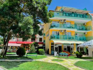 希典Family Hotel Avenue 的黄色的建筑,旁边设有阳台