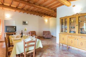 Un comedor con una mesa y un televisor. en Agriturismo Casa al Bosco, en Volterra