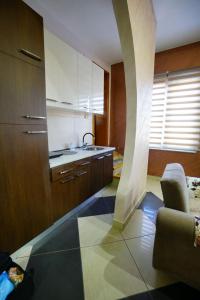 a kitchen with an archway in the middle of a room at Apartman Lazic in Gracanica