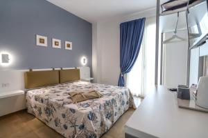 een slaapkamer met een bed in een kamer bij Domus B&B Le Nereidi in Lampedusa