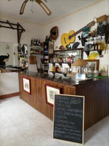 un restaurante con un mostrador con un cartel delante en Venta de Abajo, en El Castillo de las Guardas