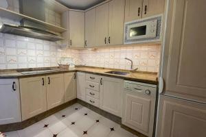 Kuchyňa alebo kuchynka v ubytovaní GRAN Y MAGNÍFICO APARTAMENTO EN MáLAGA