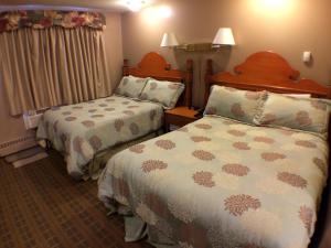 Habitación con 2 camas en una habitación de hotel en King's Motel & Restaurant, en St. Paul