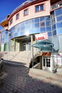 a building with a sign in front of it at Apartman Lazic in Gracanica