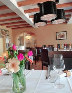 Reštaurácia alebo iné gastronomické zariadenie v ubytovaní Heritage Hotel Kukuriku