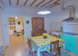 A kitchen or kitchenette at Appartamento Benozzo