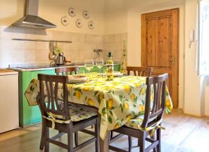A kitchen or kitchenette at Appartamento Benozzo