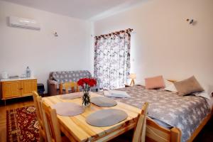Cette chambre comprend une table, un lit et un canapé. dans l'établissement Pokoje u Anny, à Ustroń