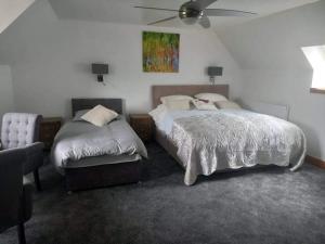 Postel nebo postele na pokoji v ubytování Ben Nevis Manor