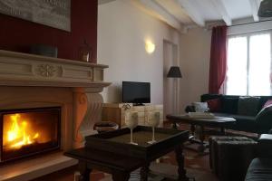 a living room with a fireplace and a couch at Villa Lilly 2 piscine et jardin privé 8 chambres in Pierry