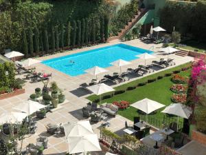 an overhead view of a swimming pool with chairs and umbrellas at Le Casablanca Hotel in Casablanca