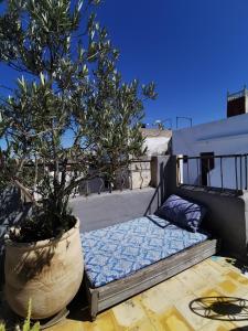 Uma varanda ou terraço em Bayt Alice Hostel