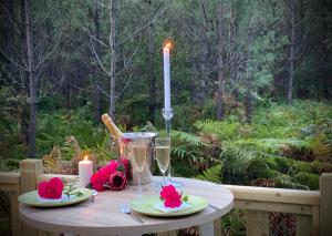 una mesa con una vela y dos platos de comida en Espace Blue Océan, en Ondres