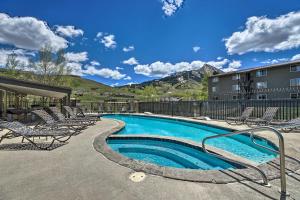 ein Swimmingpool mit Liegestühlen und ein Resort in der Unterkunft Crested Butte Condo with Pool Access Walk to Slopes in Crested Butte