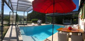 Sundlaugin á logement avec piscine couverte chauffée du 15 avril à octobre et spa privatifs, vue eða í nágrenninu