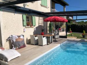 Sundlaugin á logement avec piscine couverte chauffée du 15 avril à octobre et spa privatifs, vue eða í nágrenninu