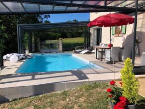 Sundlaugin á logement avec piscine couverte chauffée du 15 avril à octobre et spa privatifs, vue eða í nágrenninu