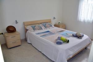 een slaapkamer met een bed met twee flessen erop bij Casa Daguet in L'Eucaliptus