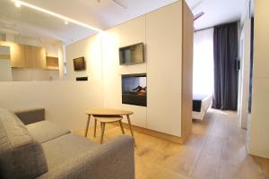 uma sala de estar com um sofá e uma mesa em ESTUDIO PORT EXPERIENCE em Tarragona