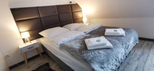 Posteľ alebo postele v izbe v ubytovaní Apartamenty Majówka