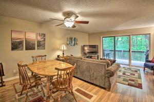 uma sala de estar com um sofá e uma mesa em Cozy Retreat with Deck 3 Mi to DeSoto Golf Course! em Hot Springs Village