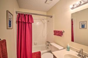 ein Badezimmer mit einem roten Duschvorhang und einem Waschbecken in der Unterkunft 3 Mi to Golf Hot Springs Village Retreat with Deck in Hot Springs Village + 22 Fotos