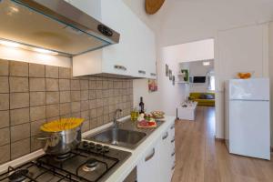 Kuchyňa alebo kuchynka v ubytovaní Siciliabedda Catania Holiday House