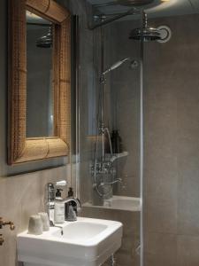 a bathroom with a sink and a shower at HOTEL SOOKIE in Paris