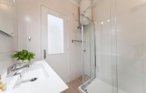 ラゴスにあるOlive Tree Street 2 Bed Flatの洗面台とシャワー付きの白いバスルーム +29枚の写真