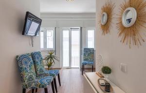 ラゴスにあるOlive Tree Street 2 Bed Flatの椅子2脚とテレビのあるリビングルーム