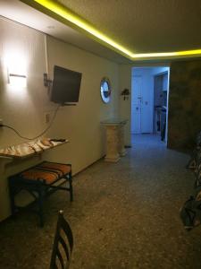 Telewizja i/lub zestaw kina domowego w obiekcie Hotel las torres gemelas acapulco