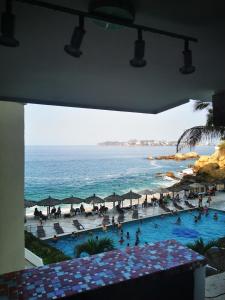 Widok na basen w obiekcie Hotel las torres gemelas acapulco lub jego pobliżu
