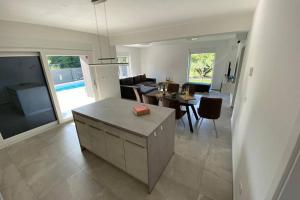 a living room with a couch and a table at Villa Lighthouse mit Pool und Jacuzzi in Bašanija