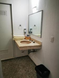 W łazience znajduje się umywalka i lustro. w obiekcie Hotel las torres gemelas acapulco w Acapulco