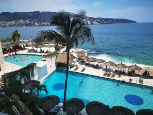 En udsigt til poolen hos Hotel las torres gemelas acapulco eller i nærheden