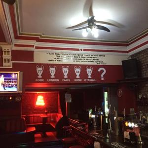 un bar con ventilador de techo y TV en Brownlows Inn Guest House formerly The King Harry Accommodation, en Liverpool