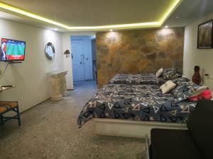 Tempat tidur dalam kamar di Hotel las torres gemelas acapulco
