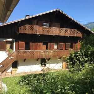 a wooden house with a balcony on the side of it at Le Battieu in Samoëns
