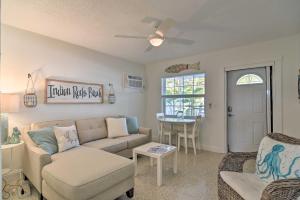クリアウォーター・ビーチにあるIndian Rocks Beach Unit - Steps from the Shorelineのソファとテーブルのあるリビングルーム