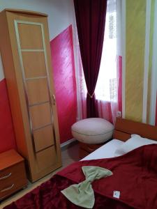 Schlafzimmer mit einem Bett, einer Tür und einem Fenster in der Unterkunft Apartman Lazić No-2 in Gračanica