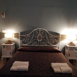 um quarto com uma cama grande e 2 mesas de cabeceira em Villa Oasi em San Giuliano Terme
