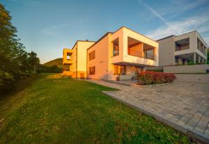 una casa con un prato verde davanti di B&B Plitvice Lacus a Seliste Dreznicko
