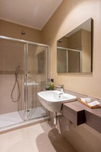 y baño con lavabo y ducha. en Palazzo Nanà Suites & Apartments, en Nápoles