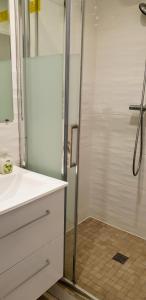 a bathroom with a shower and a white sink at Triplex E12 Résidence Les Lauzes - Les Menuires - Croisette in Les Menuires +18 photos
