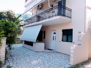 a house with a balcony and a patio at Giannis Studios in Nikiana +15 photos