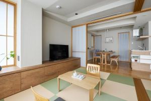 sala de estar con TV y mesa en Only Cool Stay - Vacation STAY 26939v, en Tokio